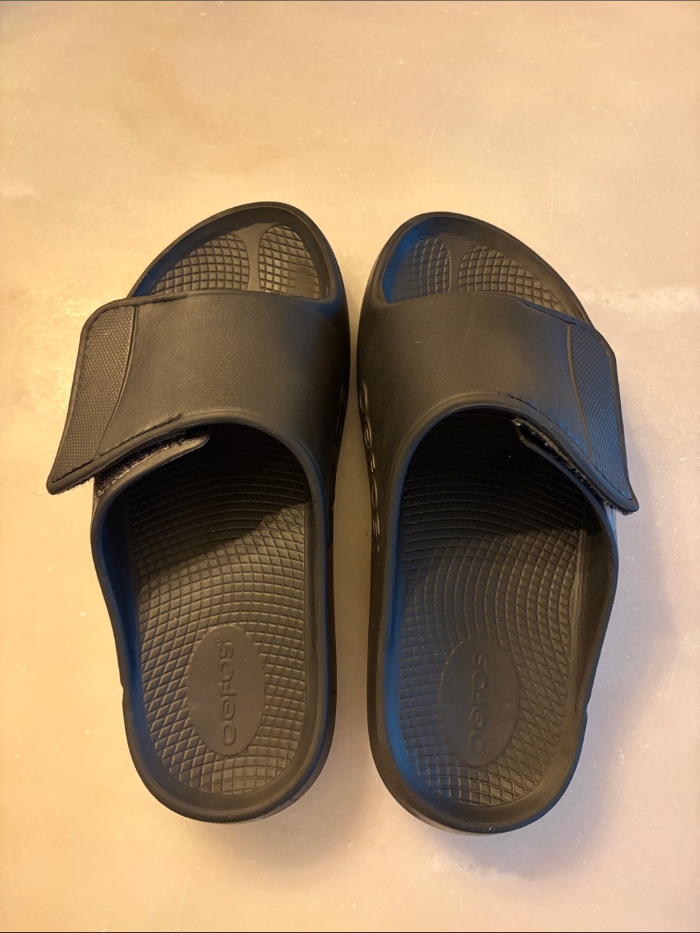OOFOS Black UNISEX M8-W10 Recovery Slide with Adjustable Strap